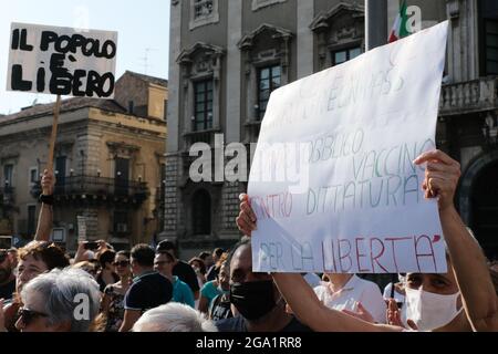 Catania, Sizilien, Juli 24, `NoVax` und `NoGreenPass` oder Anti-Health-Pass-Manifestation im Stadtzentrum. Tausende von Protestierenden gegen die Blockierung und Impfung versammelten sich am 2021 im Zentrum von Catania. Stockfoto